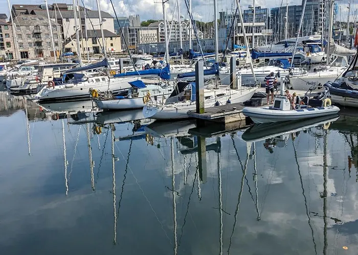 City Centre Apartment With South Facing Patio, 10 Minutes Walk To The Harbour